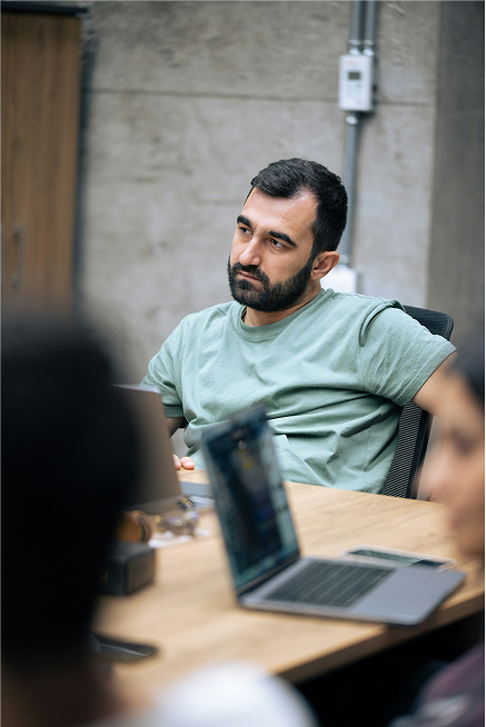 gerente frustrado analisando resultados das campanhas tradicionais